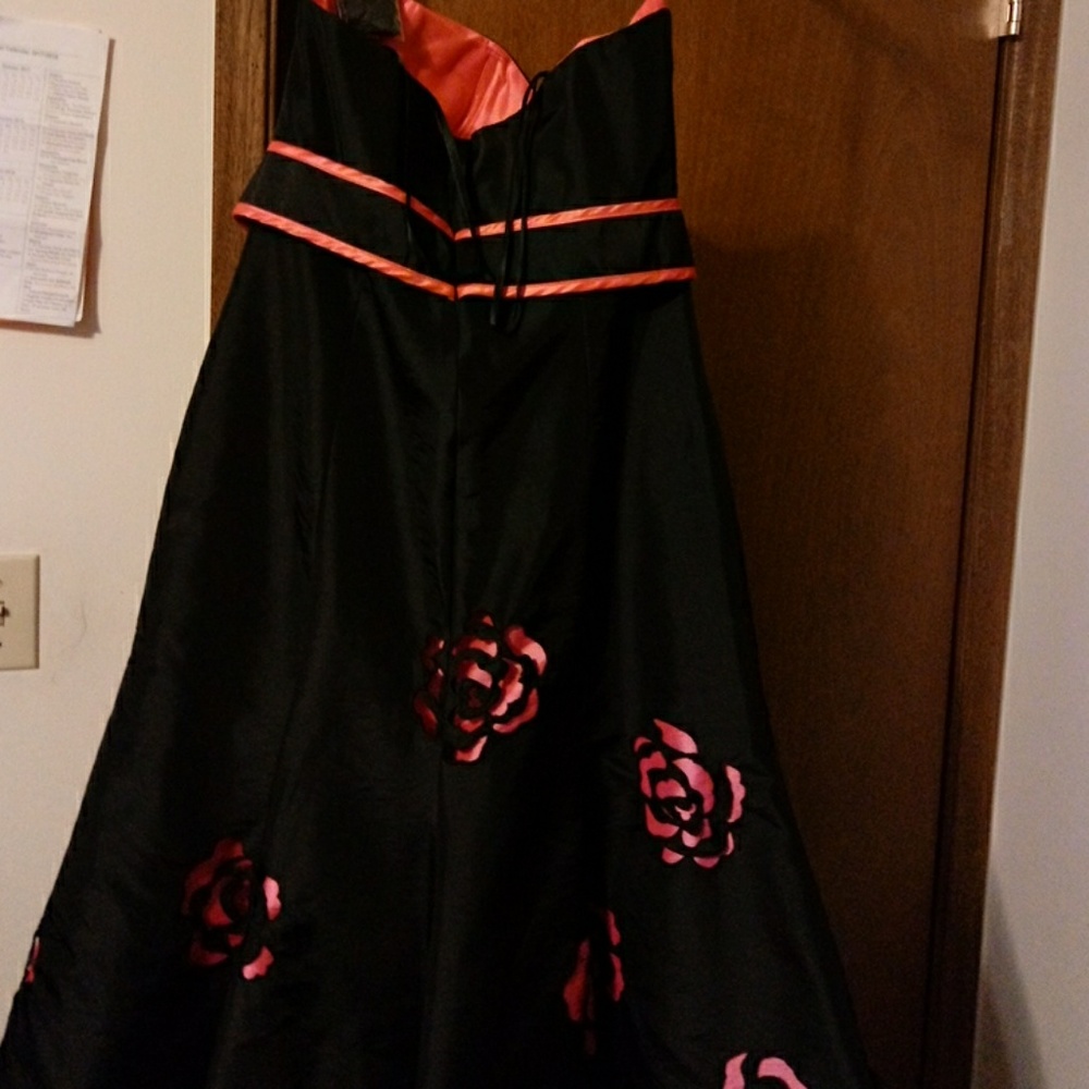 Dress - Picture 4 of 4